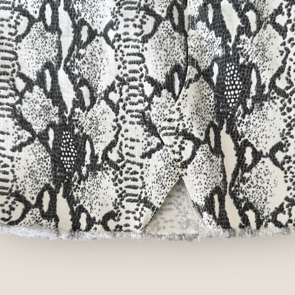 FRAME | Snake Print Mini Skirt | Size 26 - Picture 4 of 7
